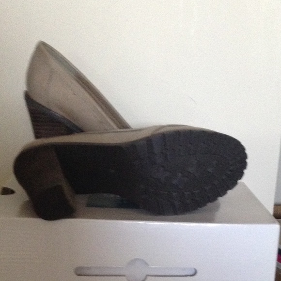 Tan shoes - Picture 3 of 5